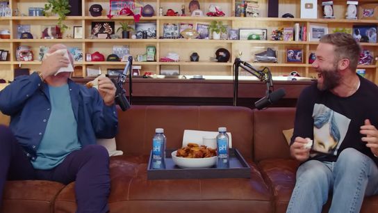 Steelers Legend Terry Bradshaw Makes Julian Edelman Spit His Food Everywhere In An Uncontrollable Fit Of Laughter (Steelers News)